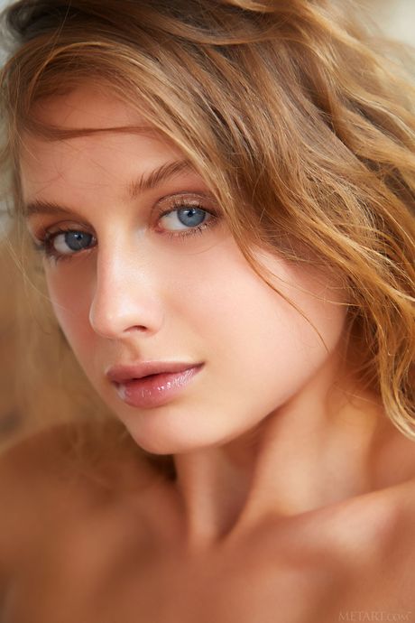 Svelte teen Clarice bares herself on a table in the backyard