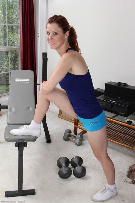 Hot Milf Jessica Adams pasuje do w pełni nagiej i pokazuje swoją owłosioną cipkę na siłowni
