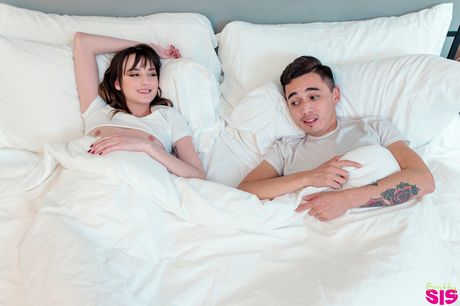 Skinny Teen Lana Smalls har POV -sex med sin stebror
