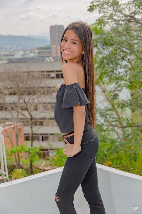 Skinny Latina Teen Karin Torres se masturba en un sofá en el patio trasero
