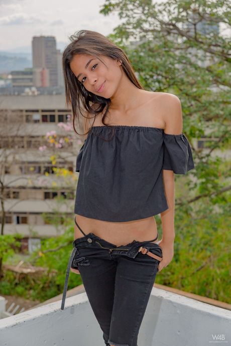 Skinny Latina Teen Karin Torres se masturba en un sofá en el patio trasero
