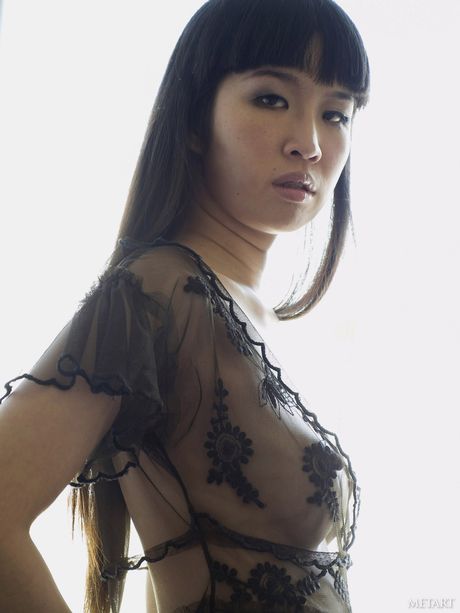 Adolescente china Wang A quita su lencería y tacones altos para posar desnudos
