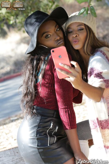 热辣的大胸大屁股少女在三人行中被黑色假阳具操得死去活来
