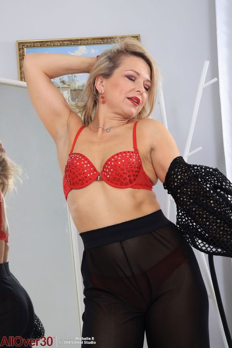 Moden blond Michelle R viser frem den store rumpa og den varme fitta hennes
