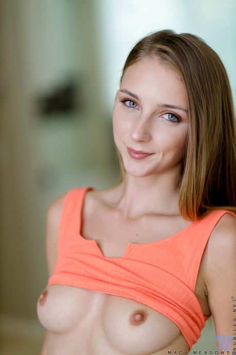 Modèle blonde Macy Meadows dévoile ses petits seins et frotte sa chatte rose
