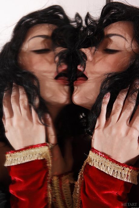 Glamour Model Jenya D streift große Nacktposen in schwarzen Strümpfen
