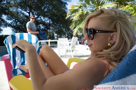 Blonde babe Lexi Belle gets her shaved pussy licked and dicked by a guy