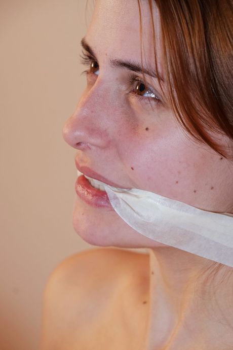 Teen Model Clara D fingrar sin fitta medan hon är naken i ett par strumpor
