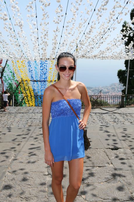 グラマラスなティーン、サフィラが公衆の面前でストリップを披露し、ホットなボディを見せつける。
