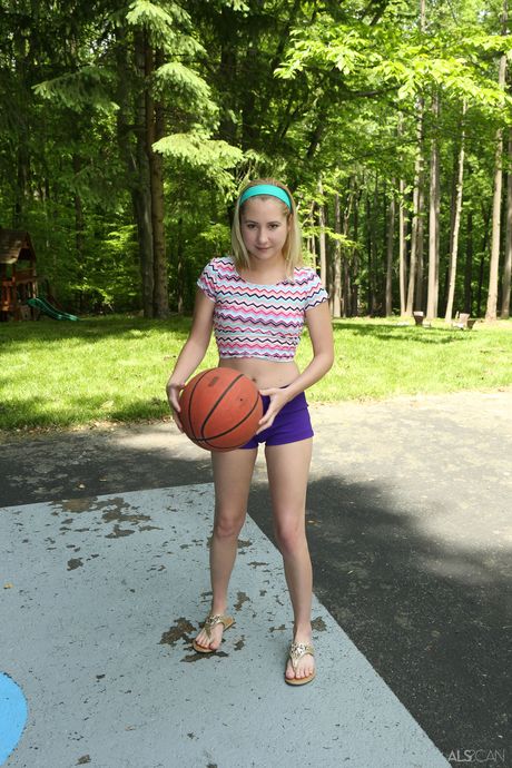 La adolescente delgada Odette Delacroix lee su coño con un pepino en un patio
