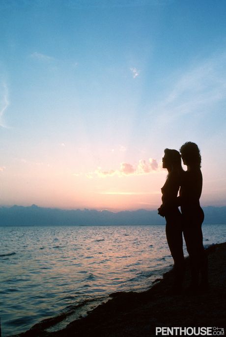 Loira gostosa Janine Lindemulder recebe sua buceta penetrada na praia
