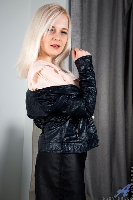 Amateur Mom Babypuppe zeigt ihren großen Arsch und rasierte Muschi in einem Solo
