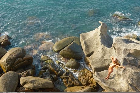 Sarka tar av seg kjolen og flaunts sin sexy kropp i busken
