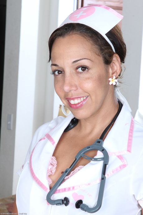 Dojrzała pielęgniarka Josephine Noelle rozbiera się i rozkłada jej krzak
