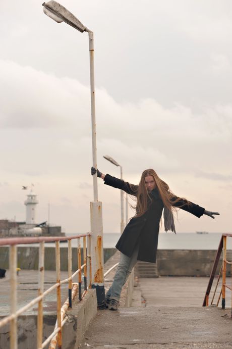 La impresionante adolescente Milena D quita su lencería y posa desnuda
