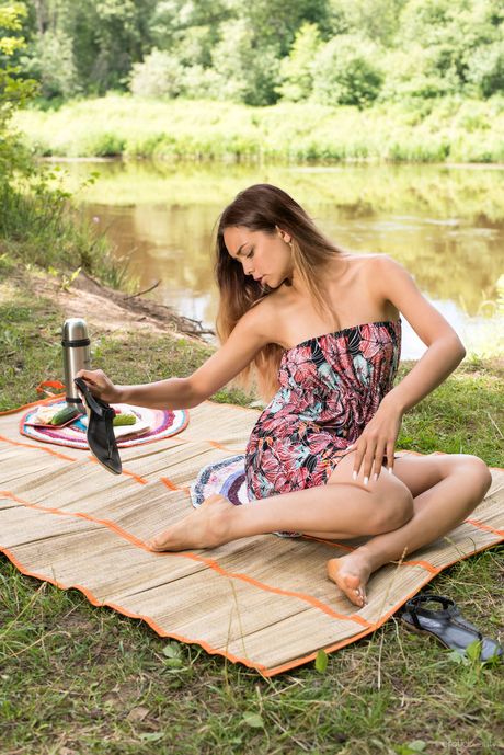 Længe benet teen slava tager det hele ud på en stenet outcropping
