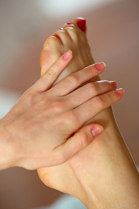 Russian beautiful Rinna A displays her tight slit while totally naked