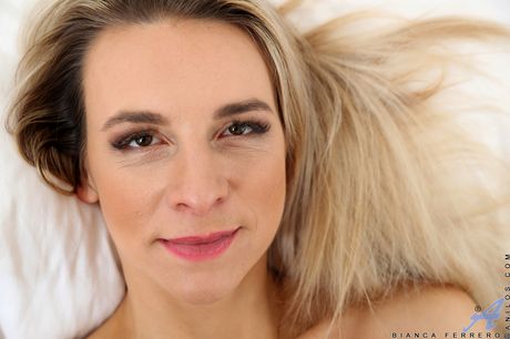 Loira Milf Bianca Ferrero Toys sua buceta aparada na mangueira
