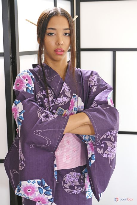 Das europäische Babe Lia Lin lässt ihre rasierte Muschi von einem Schwarzen leckt und getrocknet
