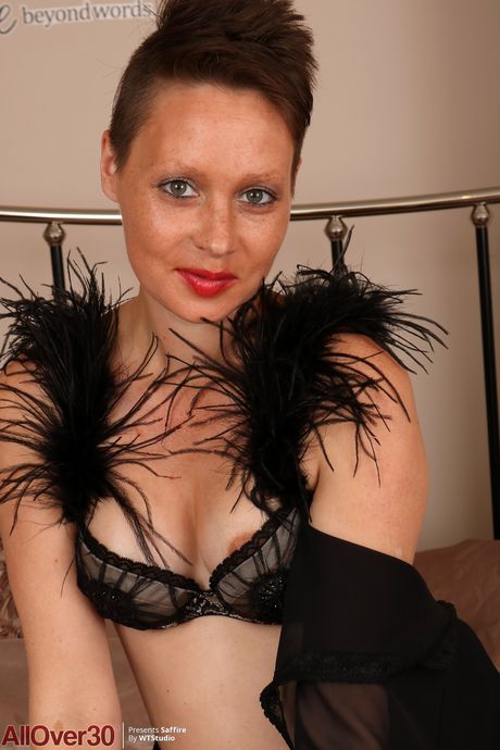 Sexy MILF Saffire shows off her big booty & her delicious pussy