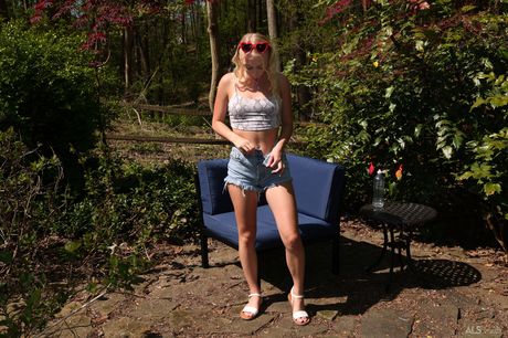 Petite teen Braylin Bailey gets naked and pisses outdoors