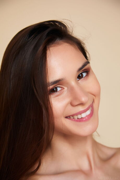 يوضح ليونا ميا ثديها الكبير والكس الصلعاء
