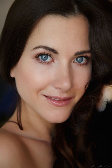 Svelte Teen Lauren Crist fjerner kjolen sin og poserer naken
