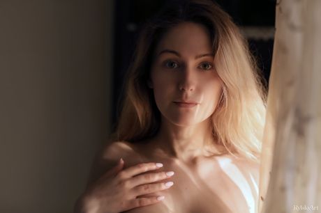 Delightful teen Katty Muss poses nude enticingly on a bed