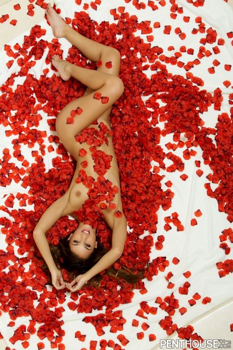 Lethåret teen Uma Jolie tager alt af på en seng i hæle til penthouse
