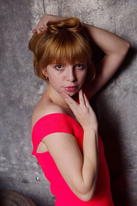 يطرح Teen Redheaded Teen Sofia H عارية في تبادل لاطلاق النار منفردا
