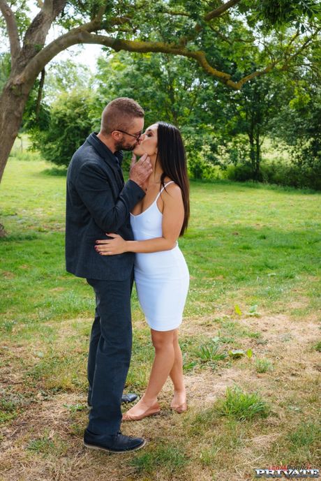 Hannah Shaw ist eine kurvige, tätowierte Engel und sie beginnt die Szene mit langsam
