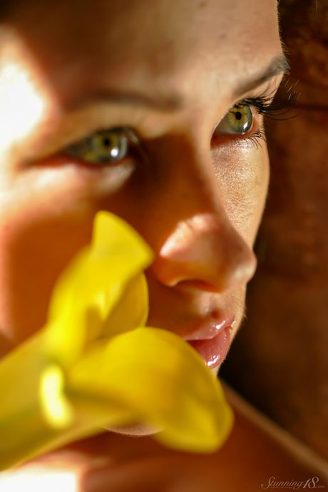 A adolescente perfeita Bellanca L mostra seus peitos grandes e buceta careca em nude
