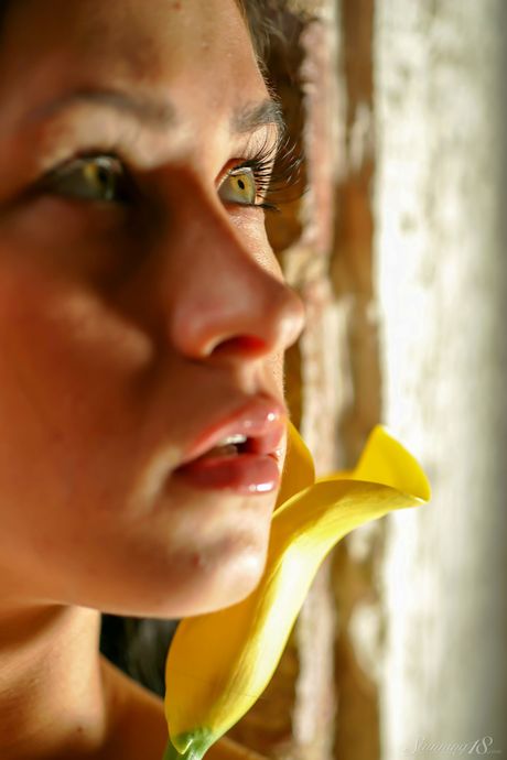 Perfekte Teen Bellanca l zeigt ihre großen Titten und kahle Muschi nackt
