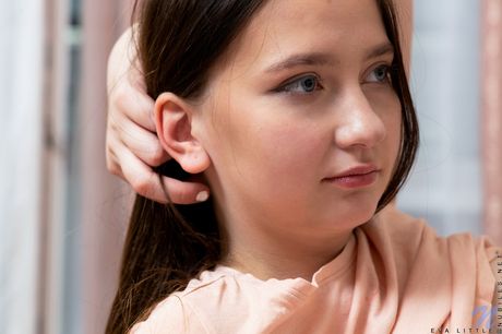 에바 리틀은 무릎을 약하게 만드는 몸매를 가진 달콤한 남녀공학입니다.
