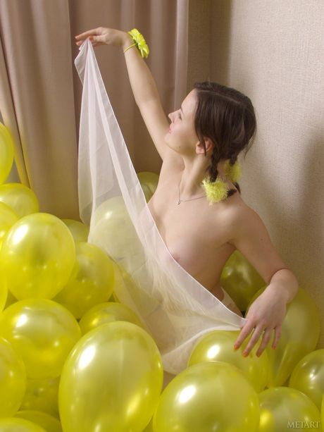 Anna G takes off her dress and exposes her big boobs and sexy ass