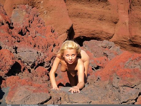 Nettes junges Mädchen Judit -Models total nackt in einem Wald
