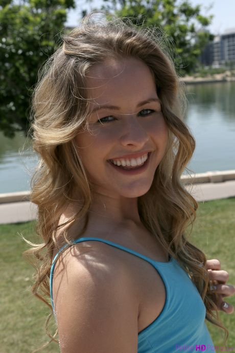 Sexy rubia Lilly Ford le lamida el coño y su culo folló al aire libre
