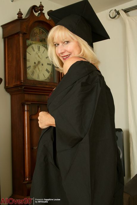 Mature British lady Sapphire Louise strips and shows her hot body