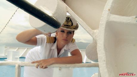 Tsjekkisk pornostjerne Cindy Dollar blir dobbelt knullet av to seilere på et cruiseskip
