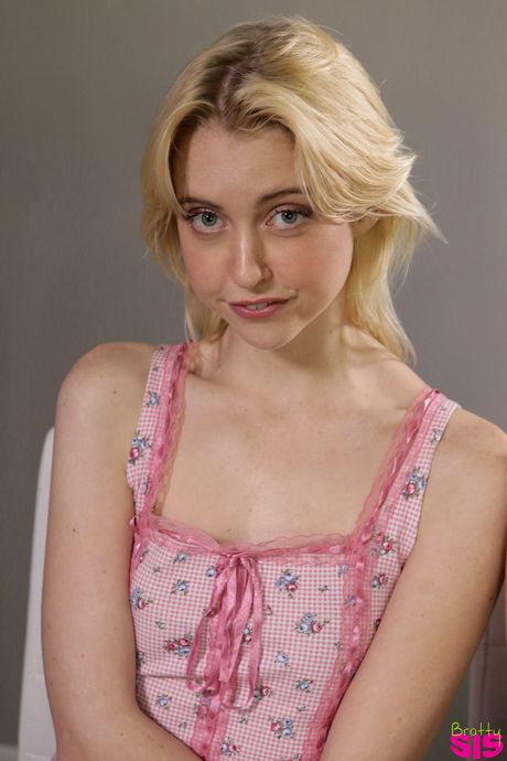 Adolescentes loiros Chloe Cherry e Sophia Lux têm um trio com seu padrasto
