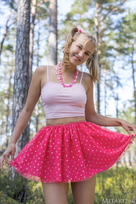 Beti er en søt blond jente som elsker å bli naken utendørs
