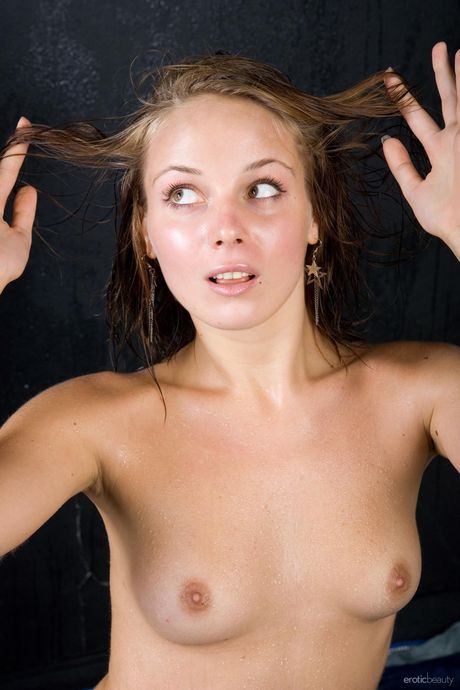 ナイス・ティーン、エリアーヌAがビキニを脱いでベッドで全裸になる。
