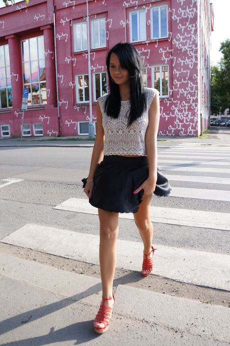 デリケートなティーン、ミア・マナローテがオープンカーの後部座席でヌードを披露
