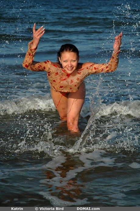 꽃 왕관을 쓰고 비치 타월 위에서 누드 포즈를 취하는 사랑스러운 10대 소녀 카트린
