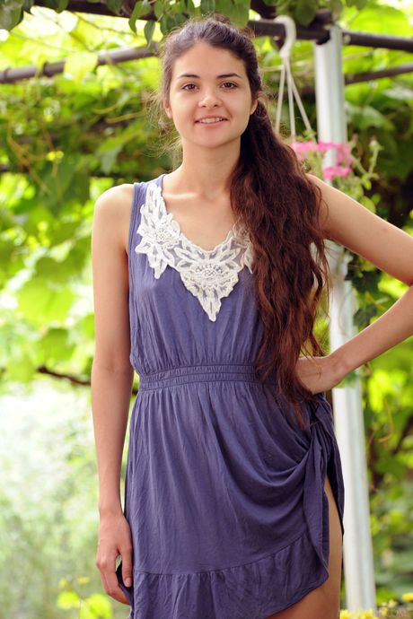 Une adolescente brune Connie devient nue sur une balançoire dans une arrière-cour
