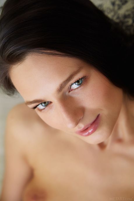 Lee Anne affiche avec confiance son corps mince et ses petits seins
