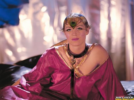 Seksowna blondynka Lynn Stone zostaje podwójnie przeleciona w gangbang
