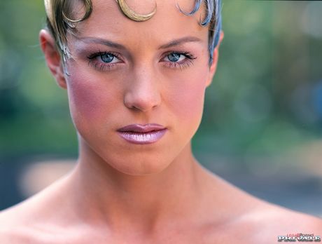 Private: Seksowna blondynka Lynn Stone zostaje podwójnie przeleciona w gangbang