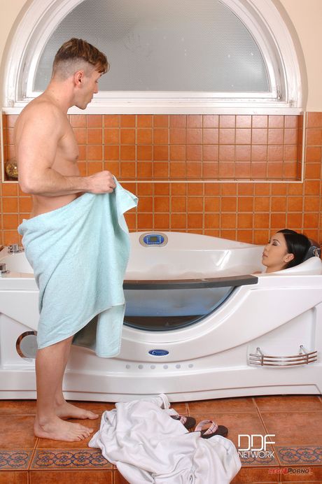 俄罗斯美女妮可琳在浴缸中为两根阴茎口交
