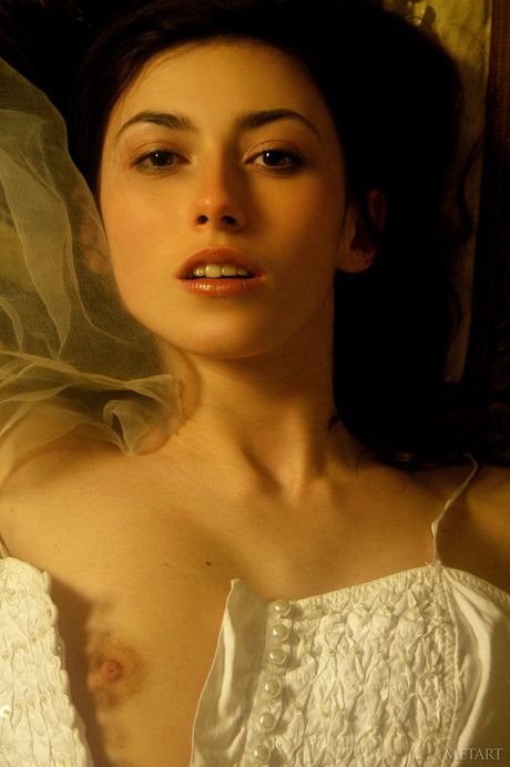 날씬한 십대 카티아 P가 작은 가슴과 엉덩이를 공개합니다.
